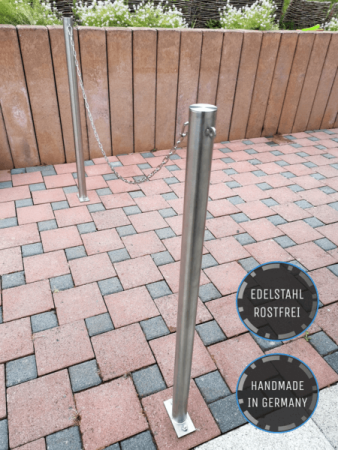 Absperrpfosten aus Edelstahl Ø 48,3 mm mit Ringösen – Sperrpfosten zum Aufdübeln für Parkplatz- und Gehwegabsperrungen